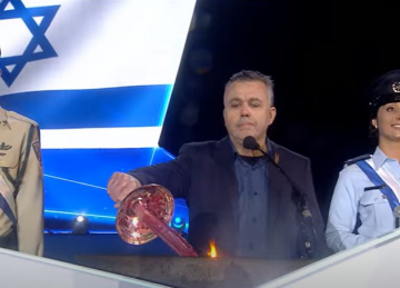 גאווה למכינות – מנכ"ל מכינת כרם אל הדליק משואה בטקס בהר הרצל